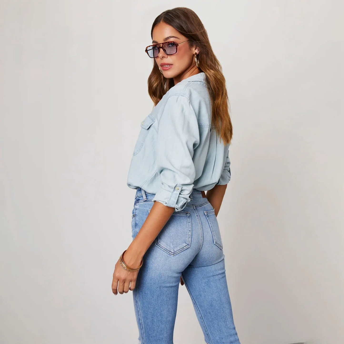 Camisa mujer con bolsillos funcionales y cierre de botones