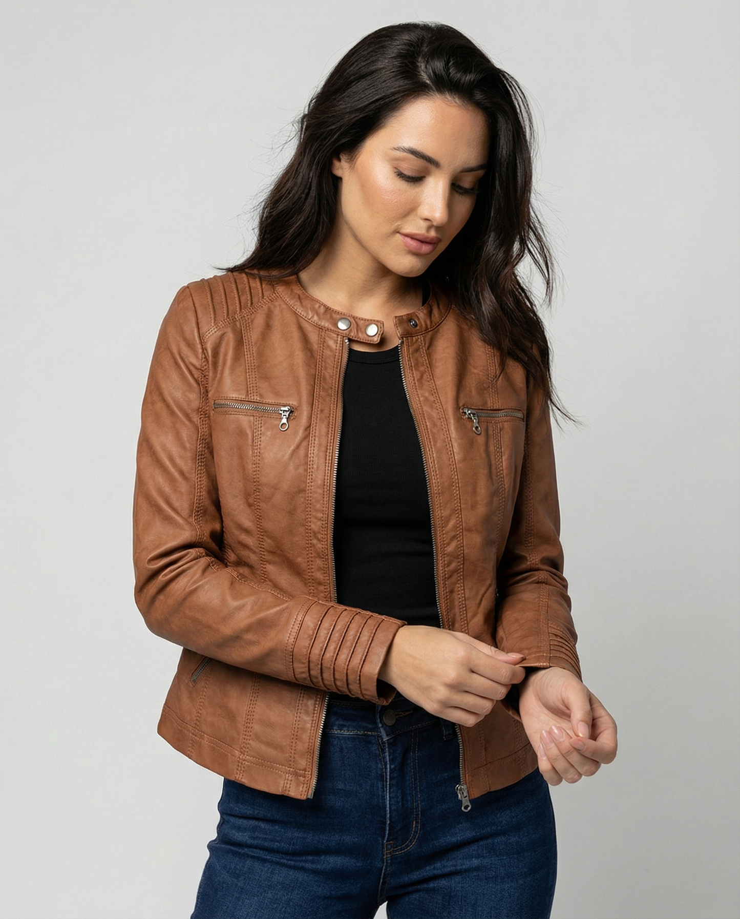 Chaqueta motera mujer ajustada con capucha