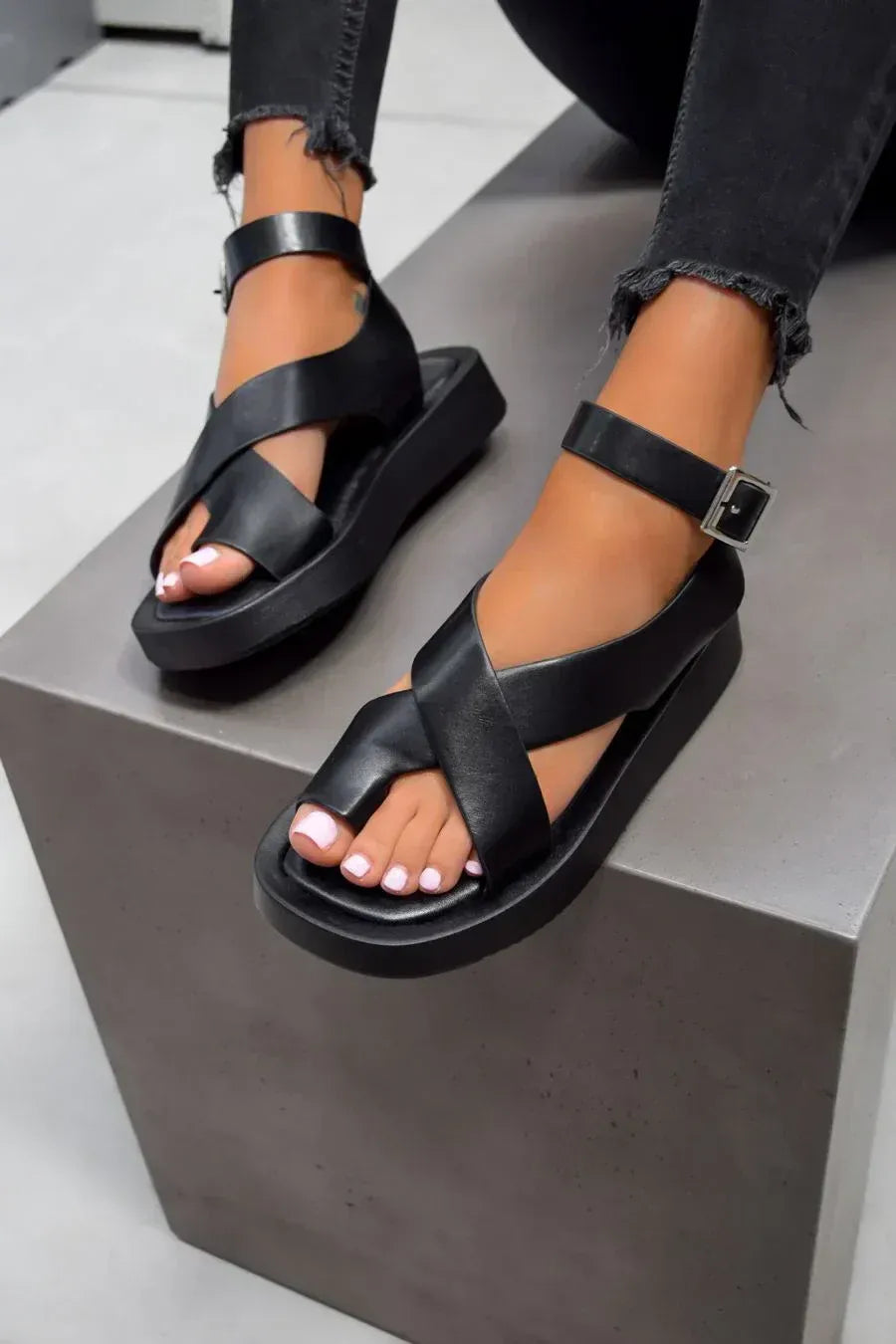 Sandalias Mujer con Tiras Cruzadas y Hebilla Ajustable - Mavetta