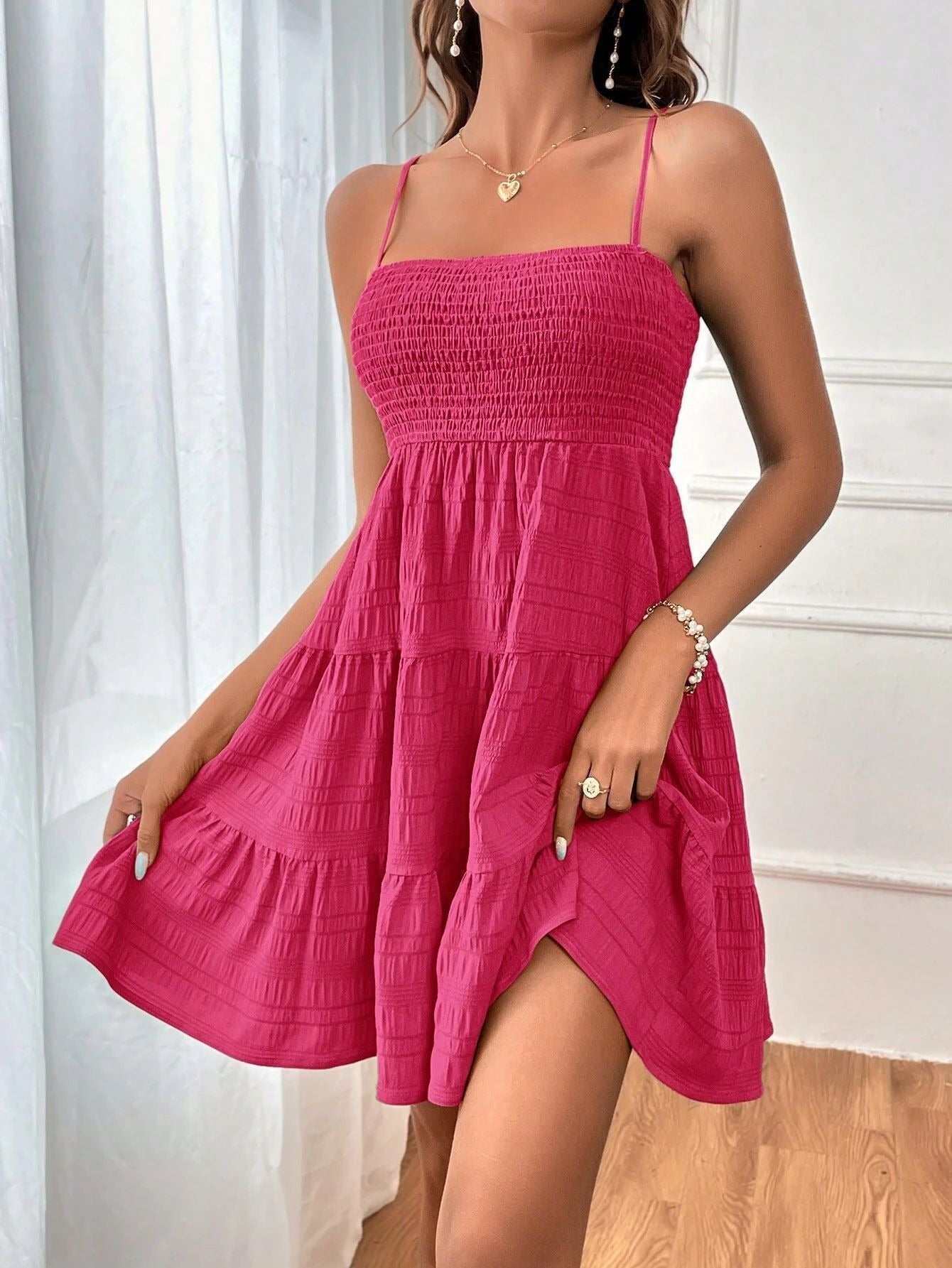 Vestido corto mujer con cuerpo smock y tirantes finos verano