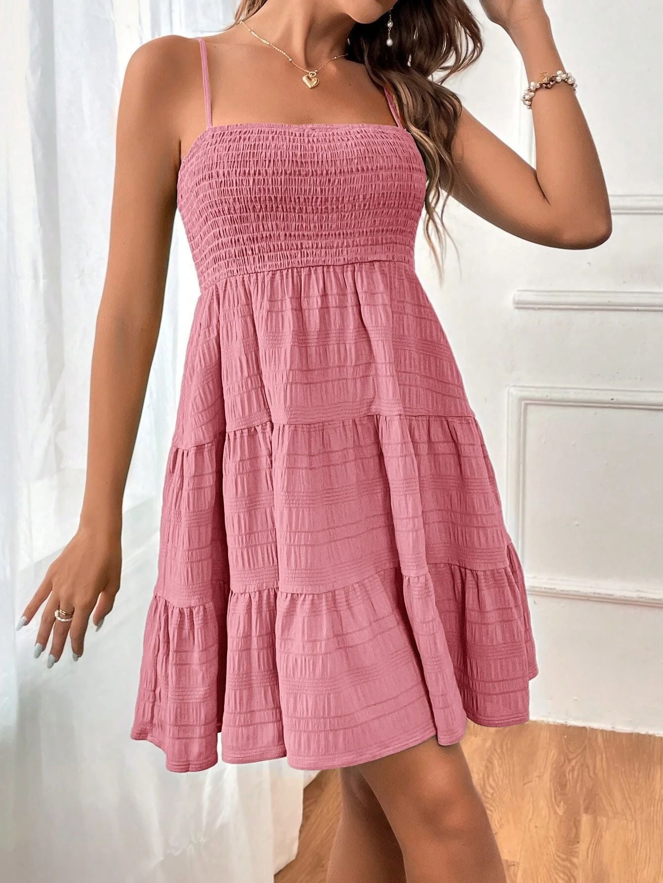 Vestido corto mujer con cuerpo smock y tirantes finos verano