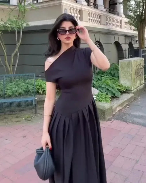 Vestido largo mujer con cuello alto y falda plisada
