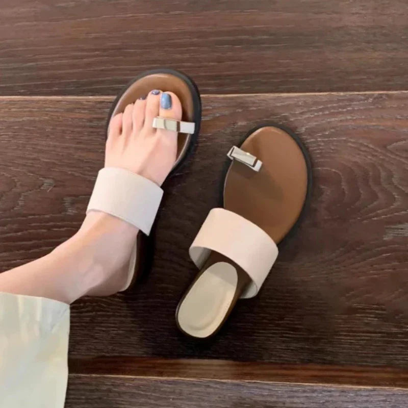 Sandalias Mujer de Piel Ante con Detalle de Anillo