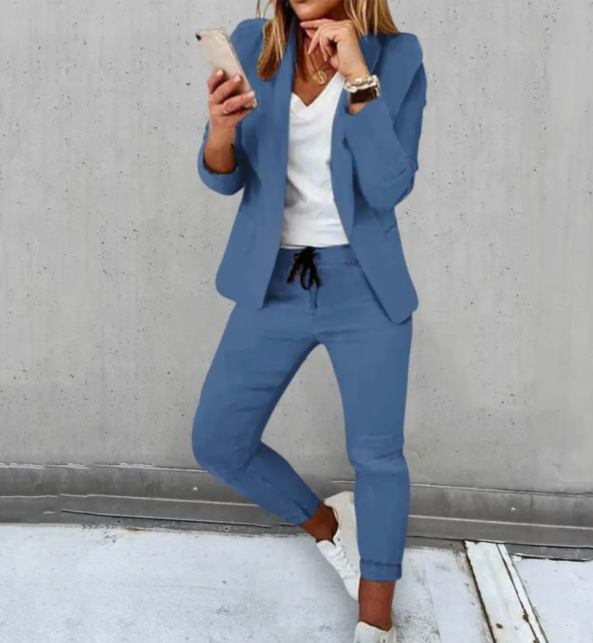 Conjunto mujer blazer ajustado y pantalón con cordón estilo casual