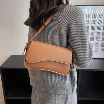 Bolso mujer de piel elegante y versátil con asa corta