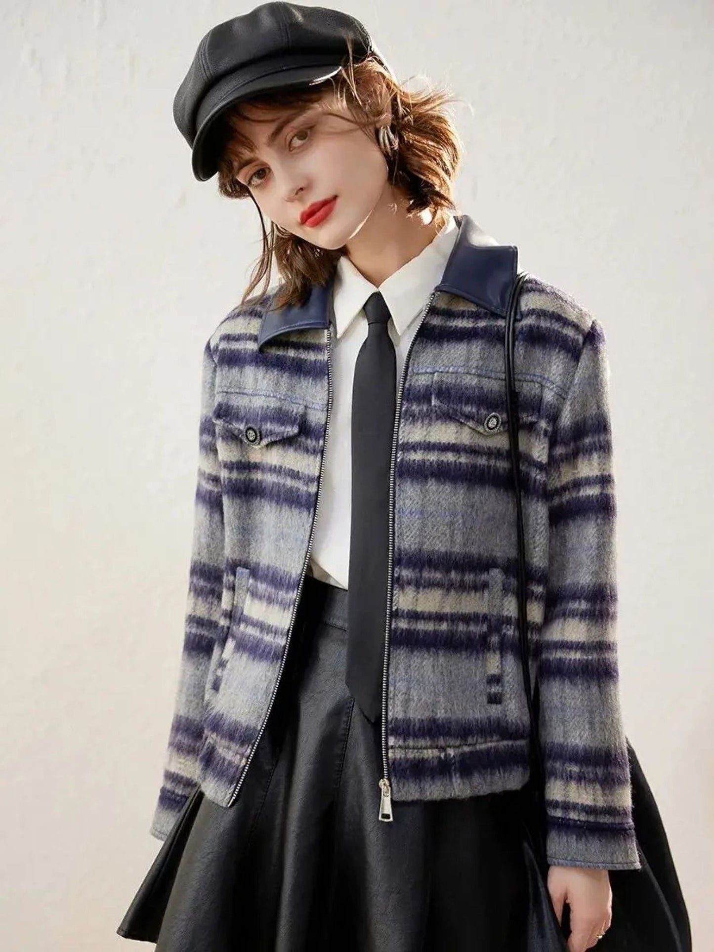 Chaqueta corta mujer con cremallera y diseño gráfico ajustada