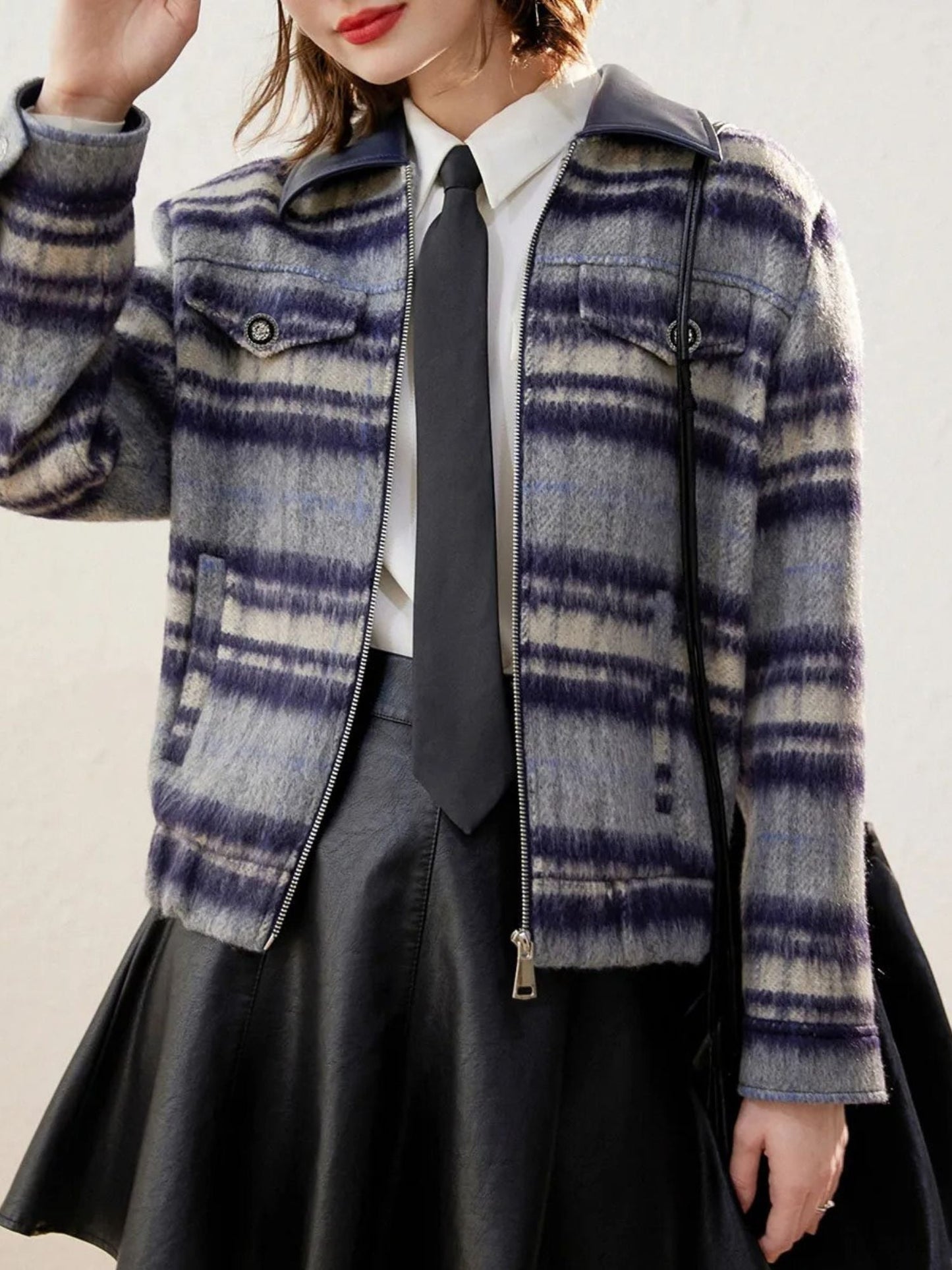 Chaqueta corta mujer con cremallera y diseño gráfico ajustada