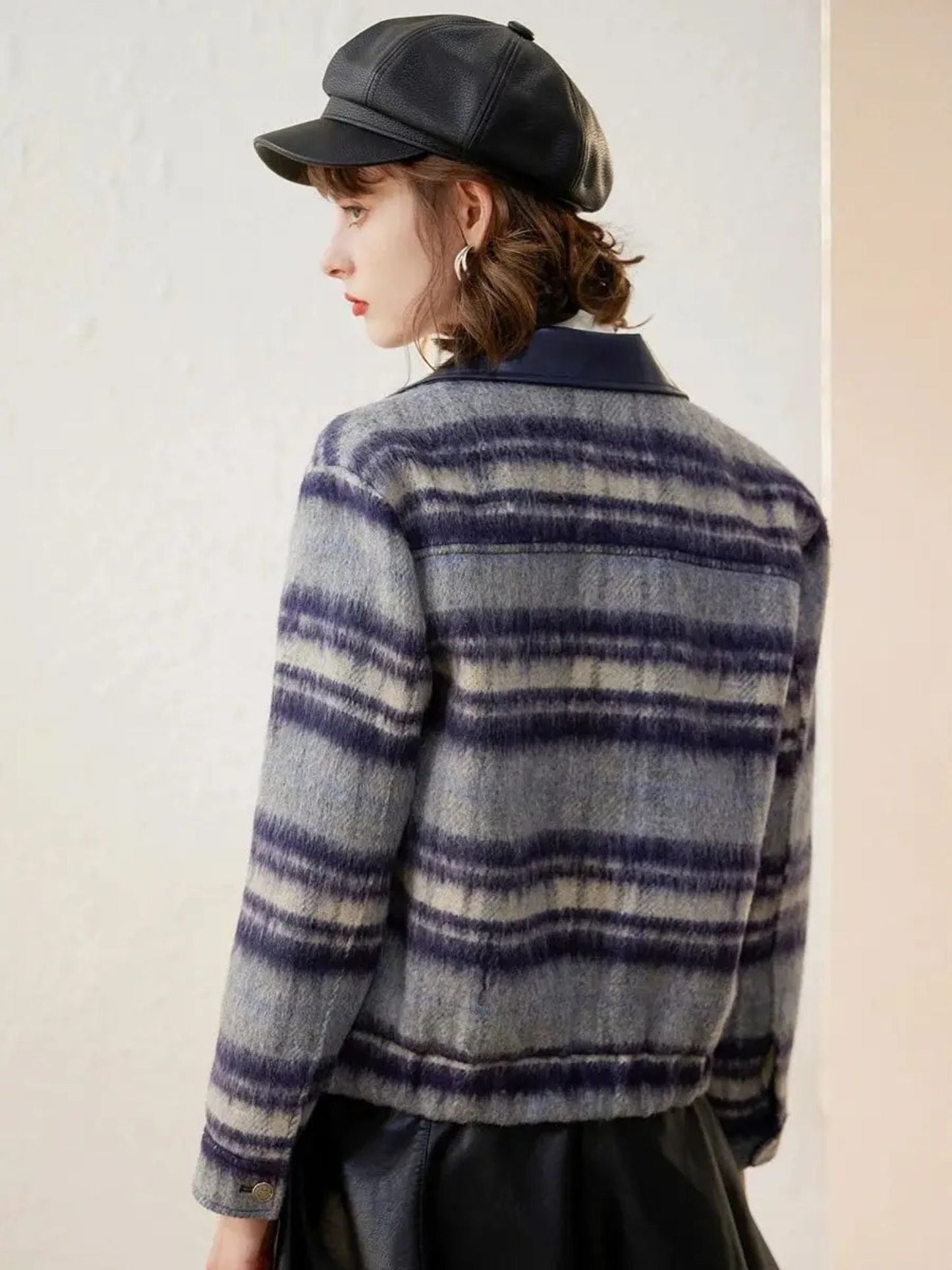 Chaqueta corta mujer con cremallera y diseño gráfico ajustada