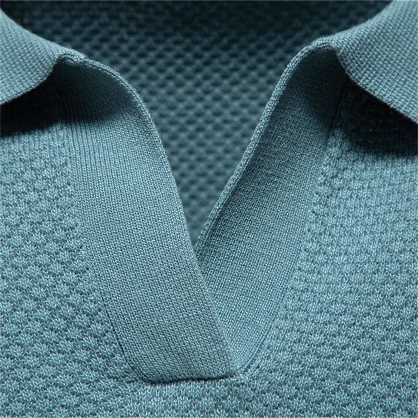 Polo Hombre Textura Estructurada Cuello Abierto