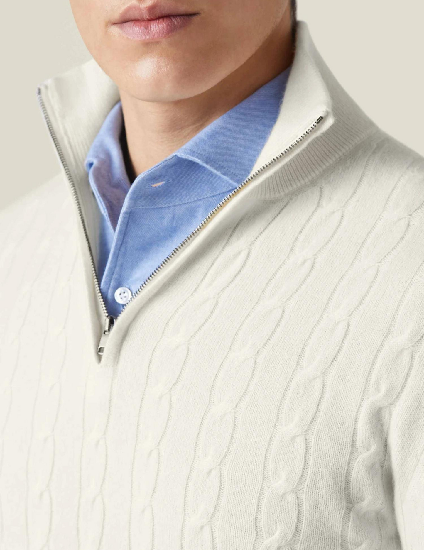 Jersey hombre de punto trenzado cuello alto con cremallera
