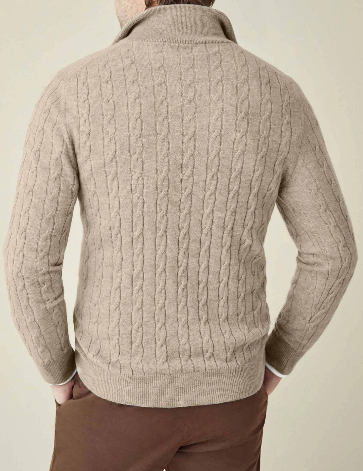 Jersey hombre de punto trenzado cuello alto con cremallera