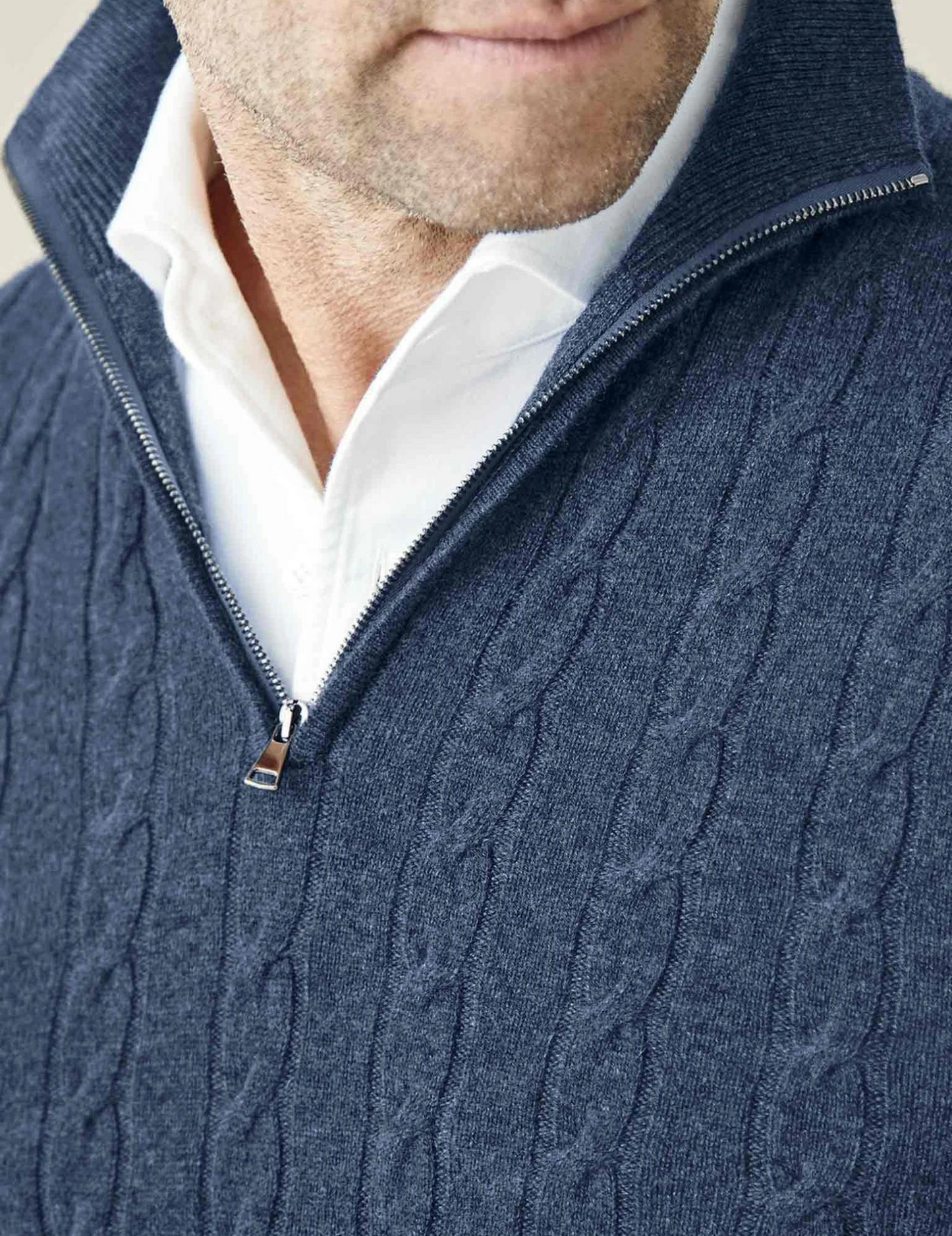 Jersey hombre de punto trenzado cuello alto con cremallera