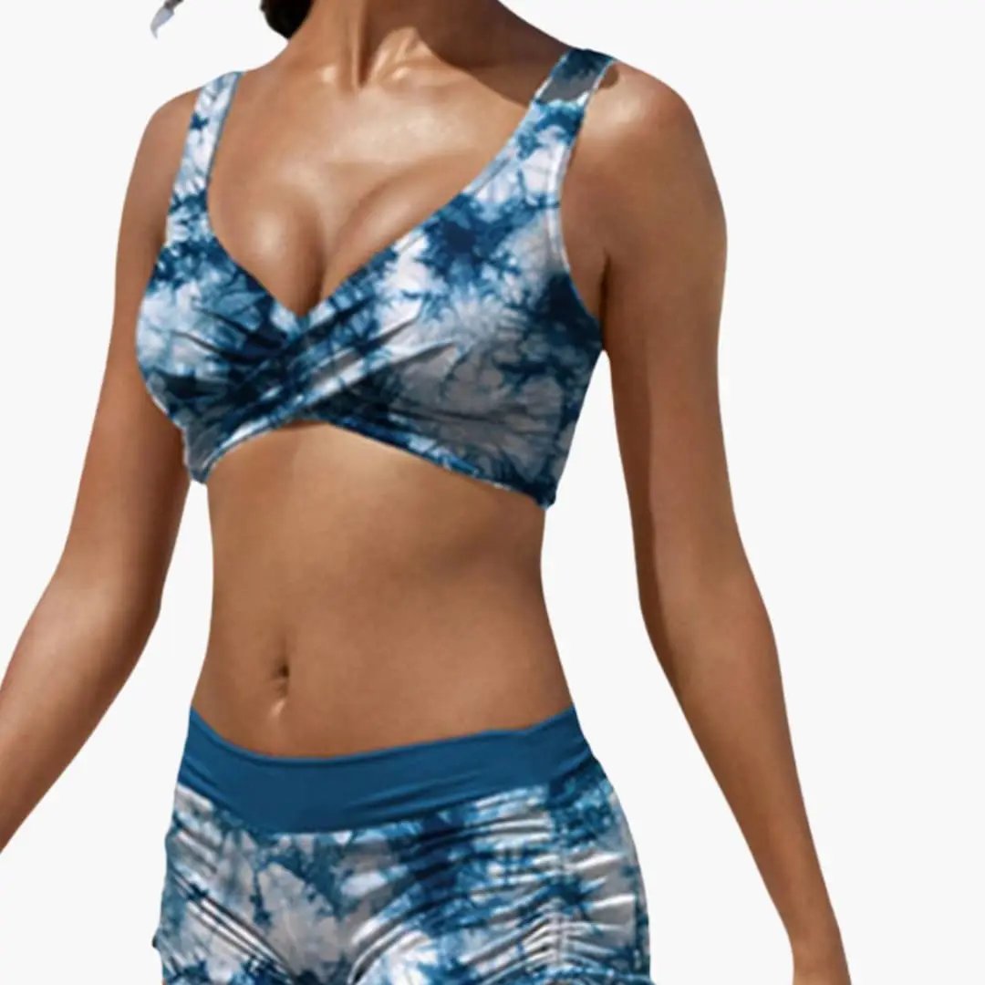 Conjunto bikini mujer con diseño cruzado y shorts ajustados