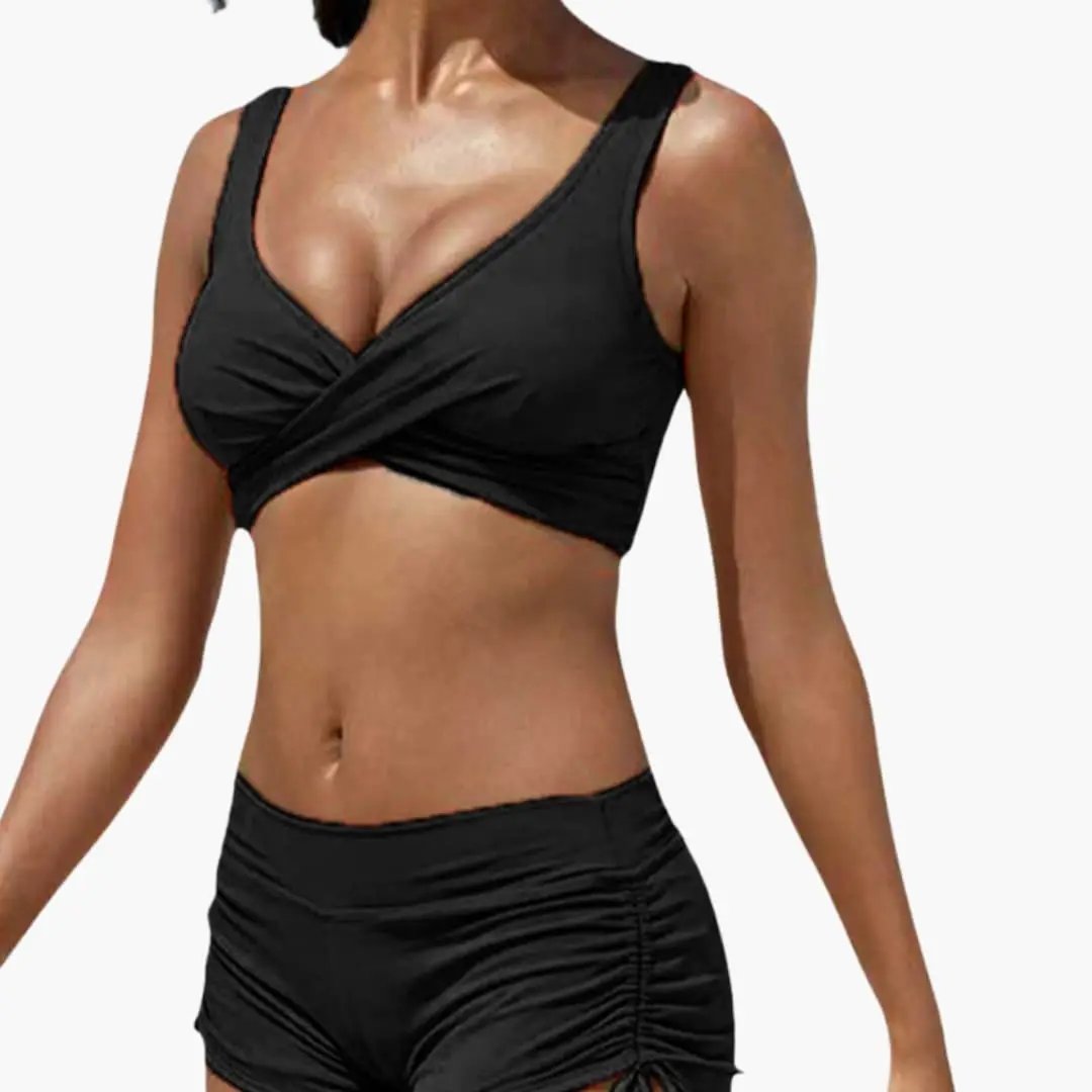 Conjunto bikini mujer con diseño cruzado y shorts ajustados