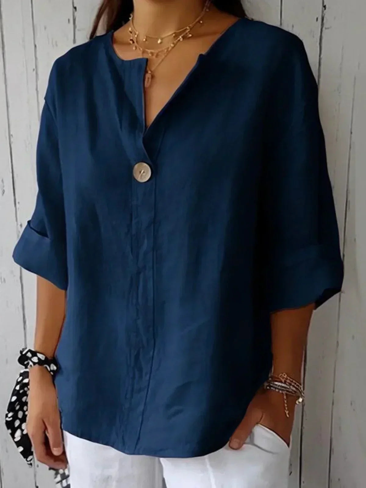 Blusa mujer de tela ligera corte relajado escote en V botones
