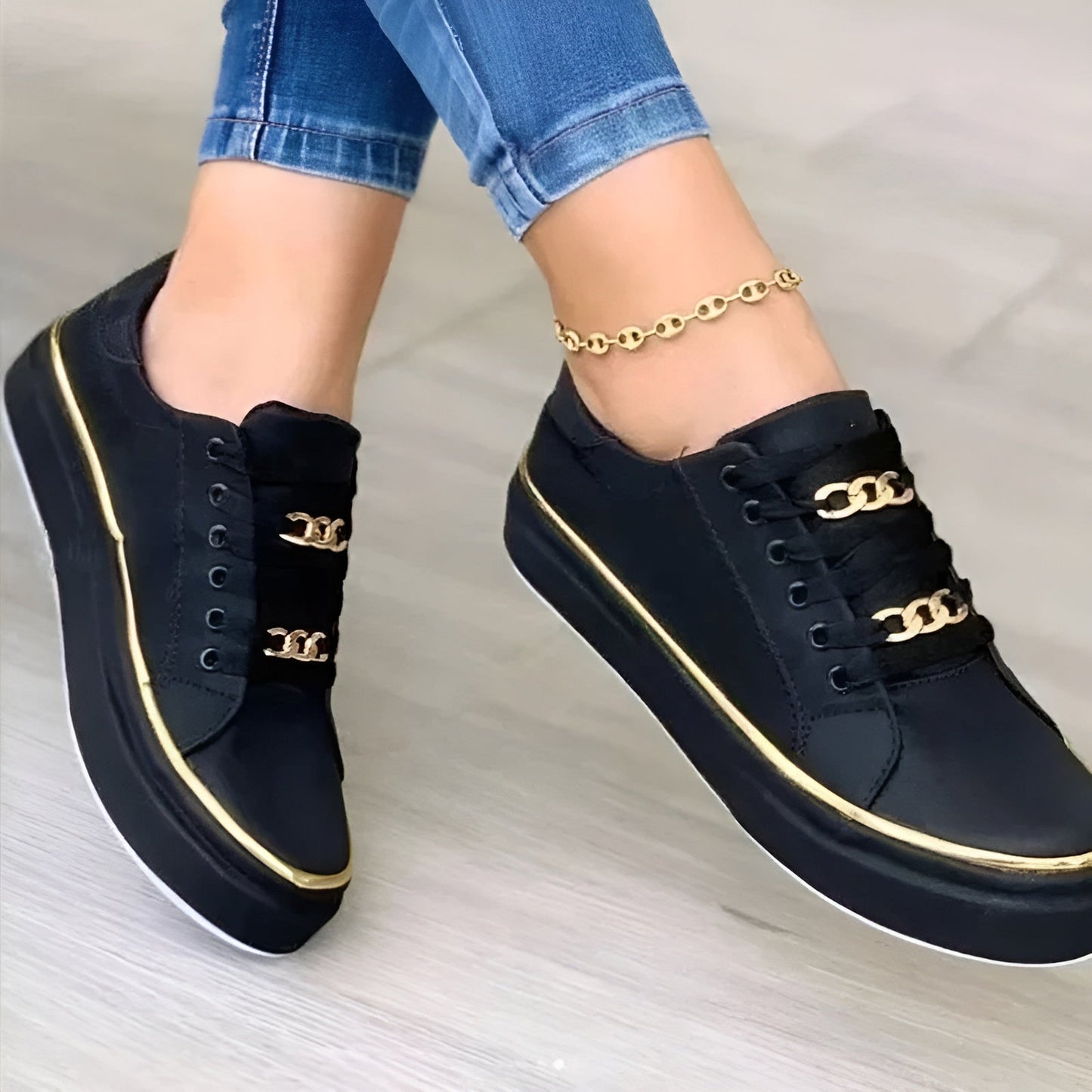 Zapatillas ortopédicas mujer con cordones y detalles decorativos