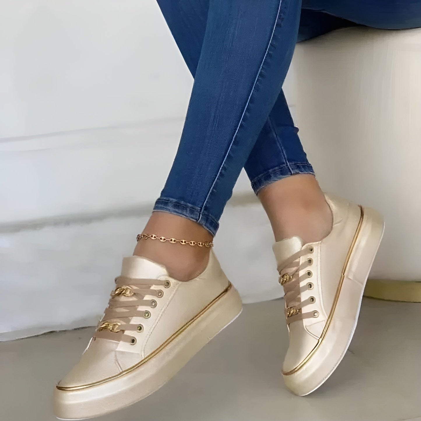 Zapatillas ortopédicas mujer con cordones y detalles decorativos