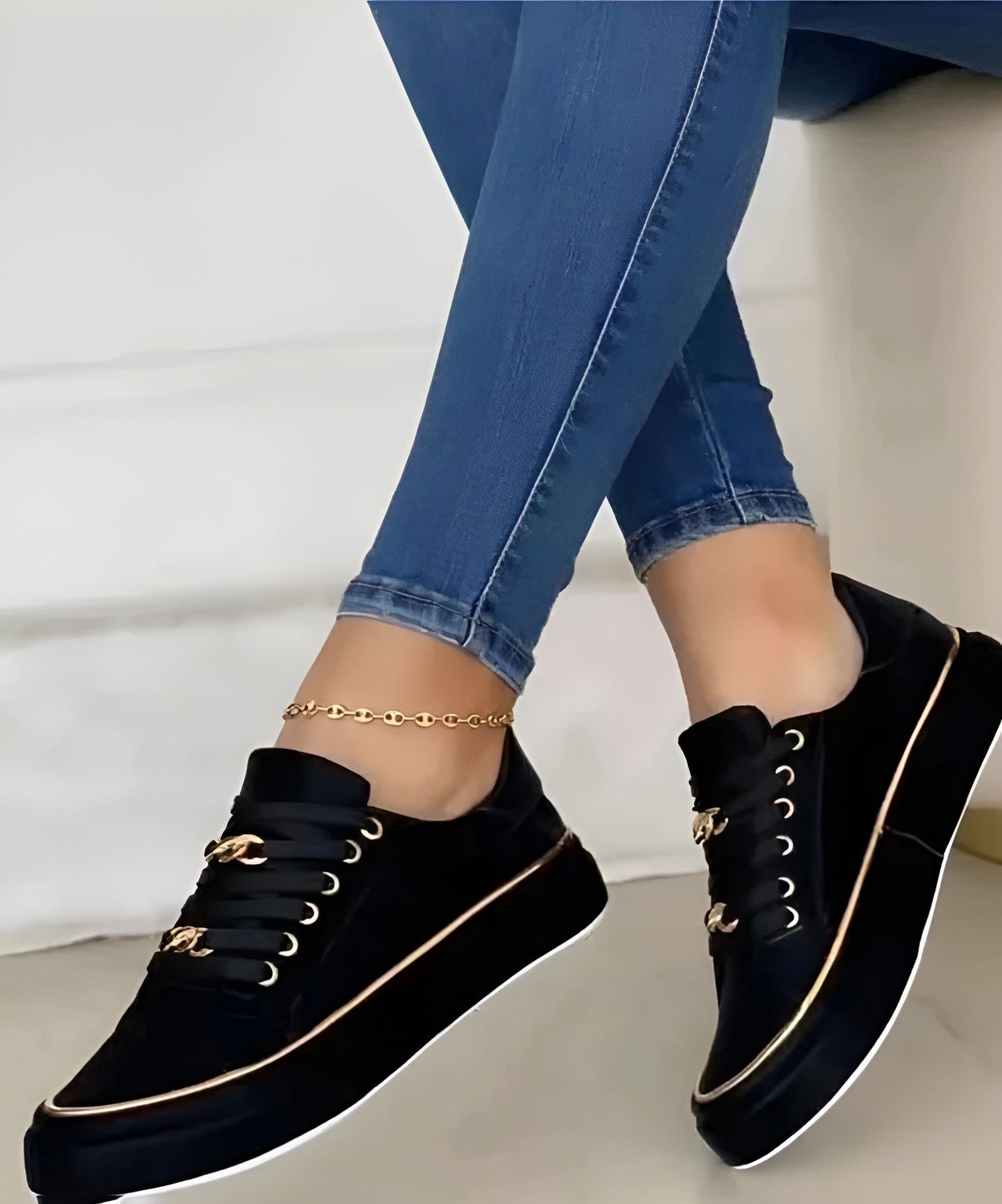 Zapatillas ortopédicas mujer con cordones y detalles decorativos