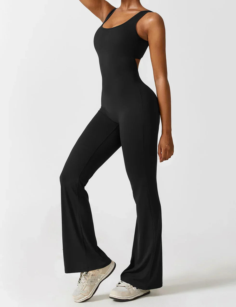 Mono Mujer con Espalda en V y Pierna Flare Ajuste Elegante