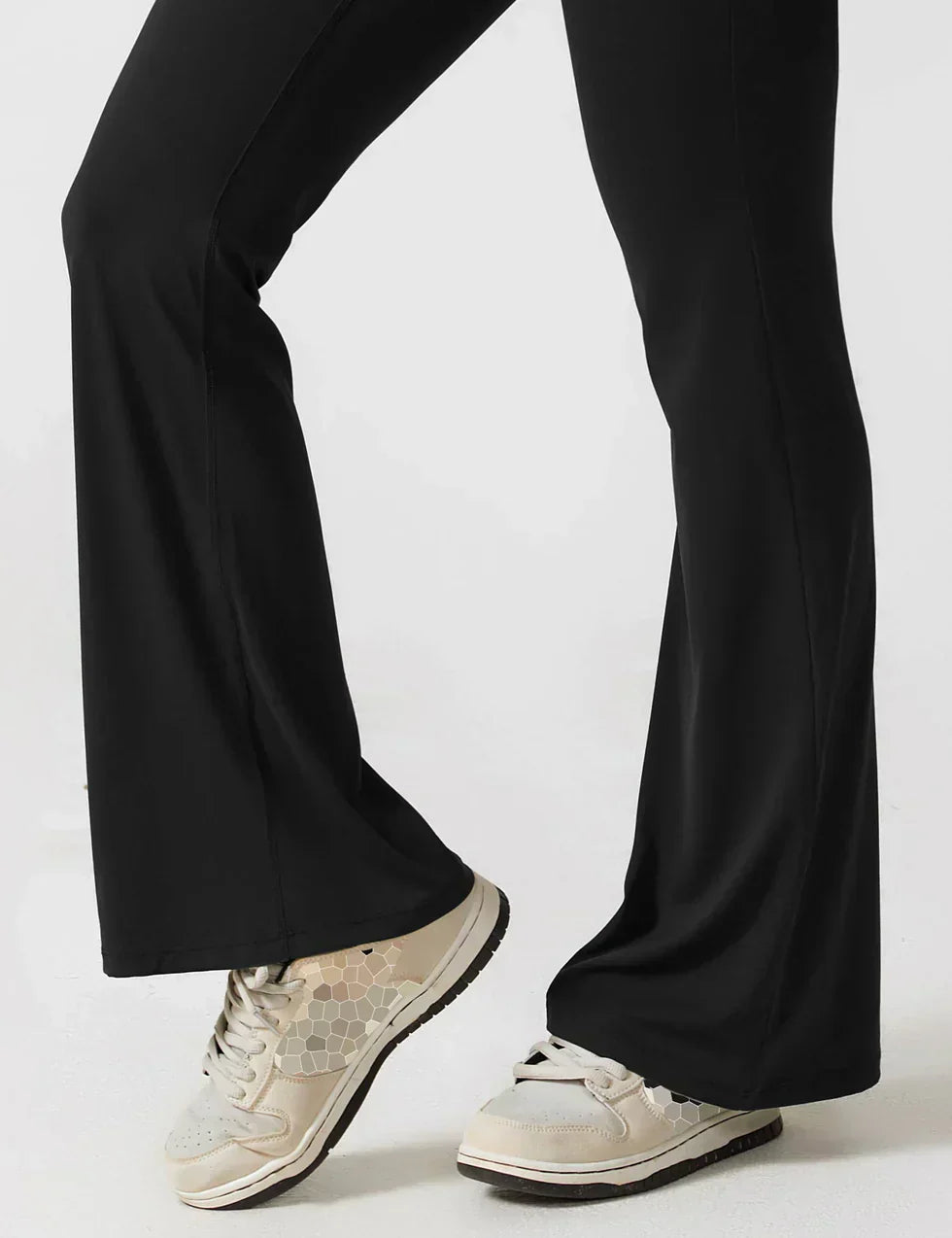 Mono Mujer con Espalda en V y Pierna Flare Ajuste Elegante