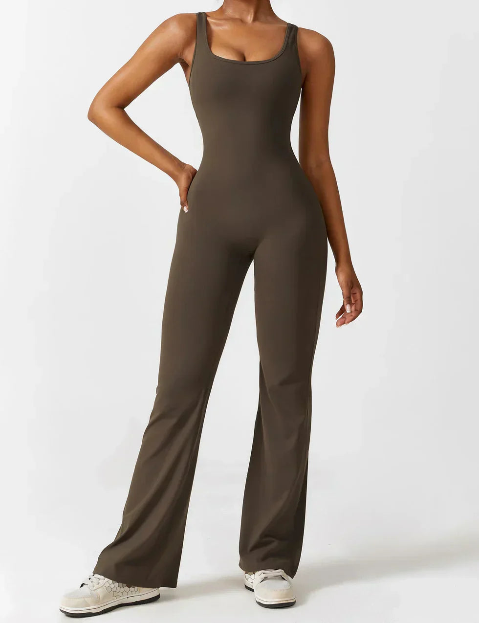 Mono Mujer con Espalda en V y Pierna Flare Ajuste Elegante