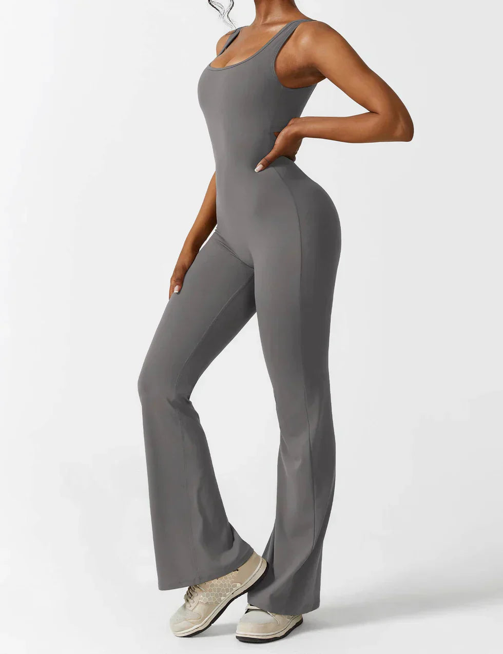 Mono Mujer con Espalda en V y Pierna Flare Ajuste Elegante