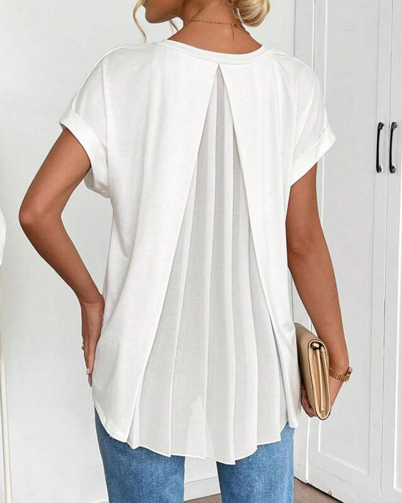 Mujer con Escote en V y Mangas Dobles Estilo Casual