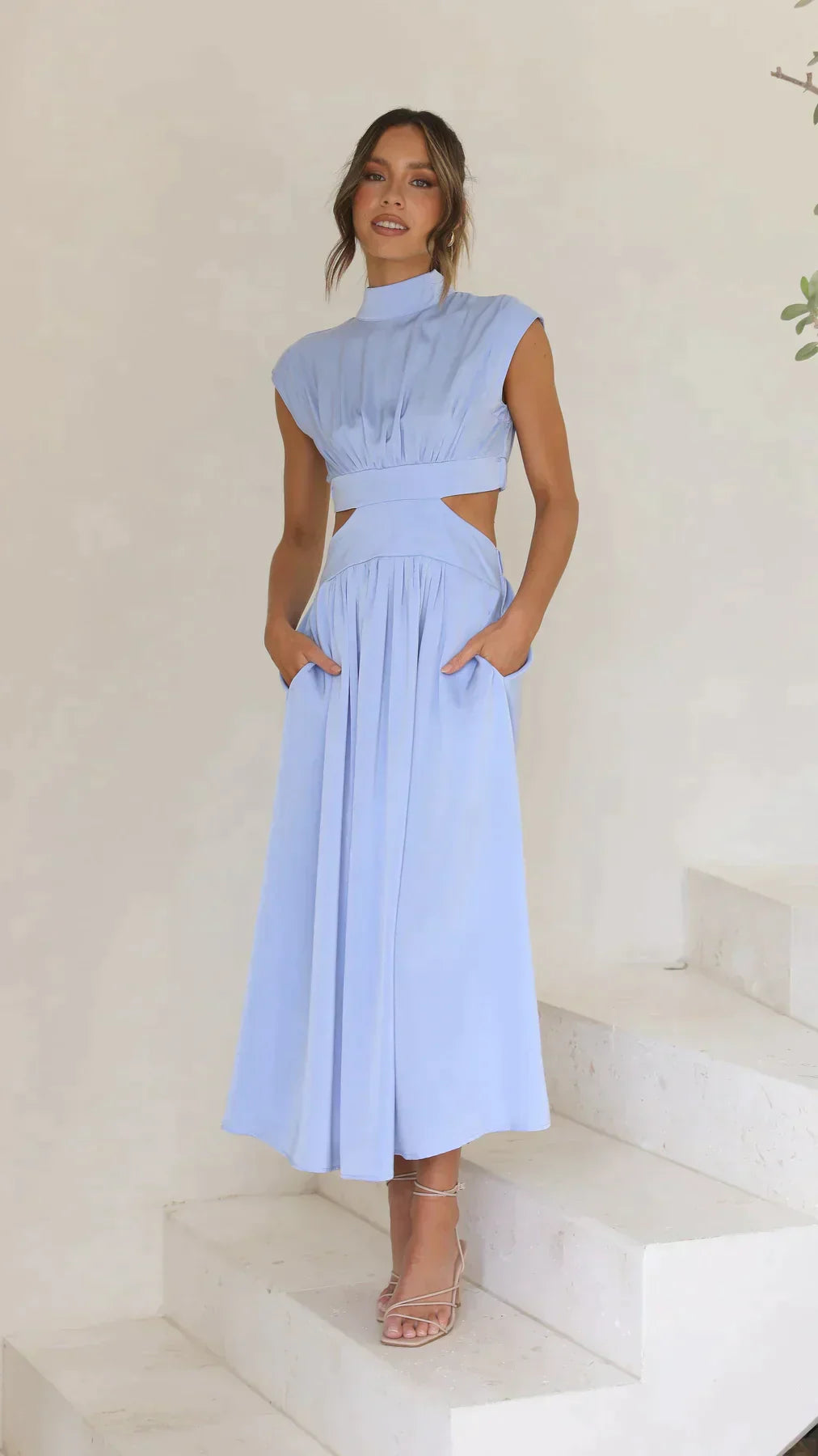 Vestido midi mujer con corte cut out sin mangas cuello alto