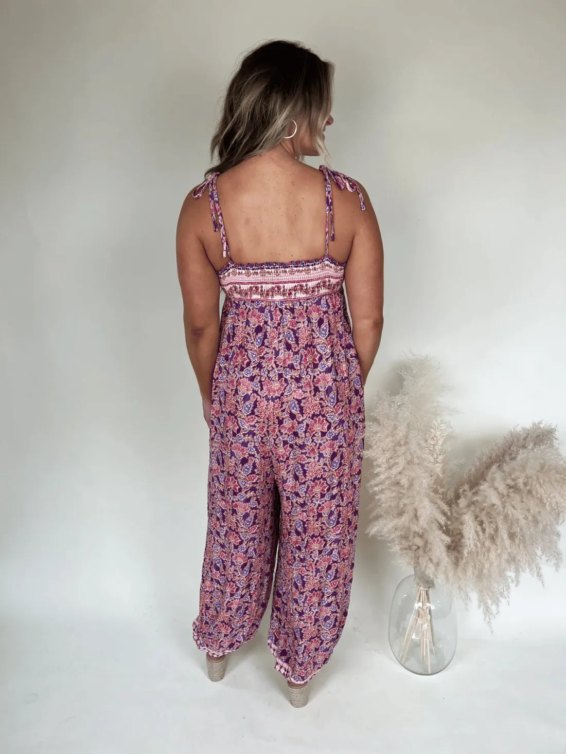 Mono mujer de tela ligera corte fluido estilo boho veraniego