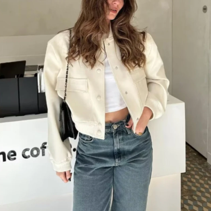 Chaqueta corta mujer con botones hombros acolchados y bolsillo solapa