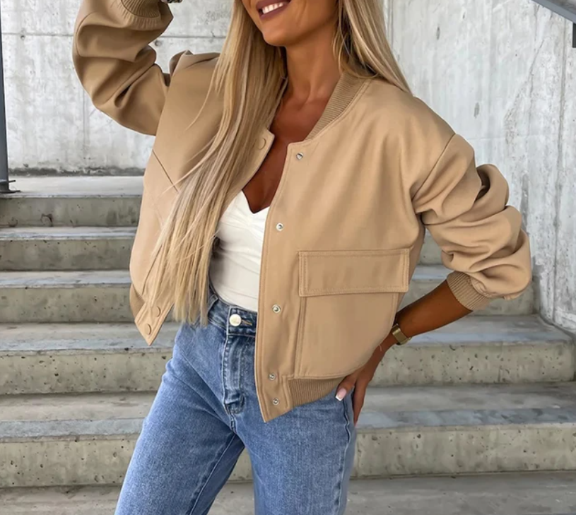 Chaqueta corta mujer con botones hombros acolchados y bolsillo solapa