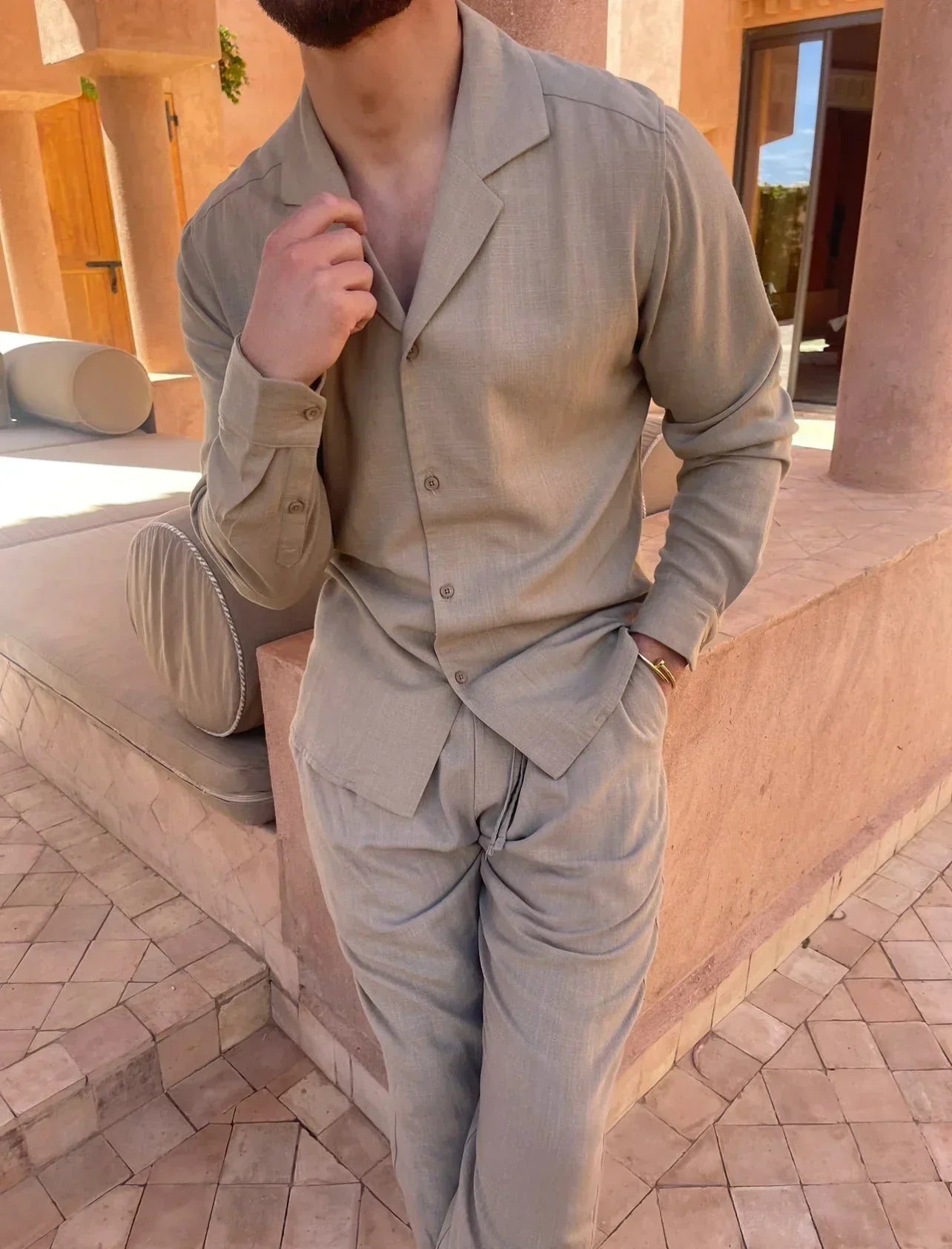 Conjunto hombre camisa abierta y pantalones rectos transpirable