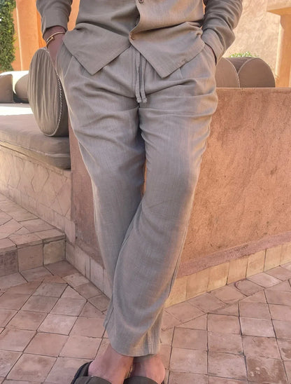 Conjunto hombre camisa abierta y pantalones rectos transpirable