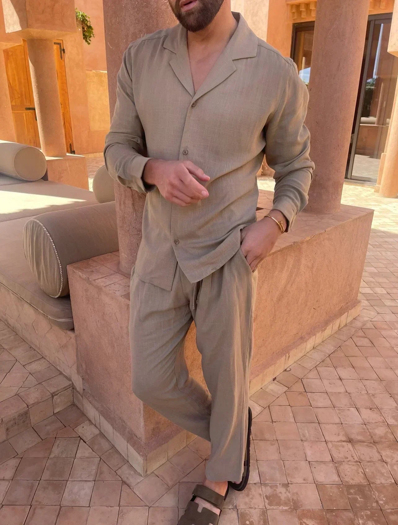 Conjunto hombre camisa abierta y pantalones rectos transpirable