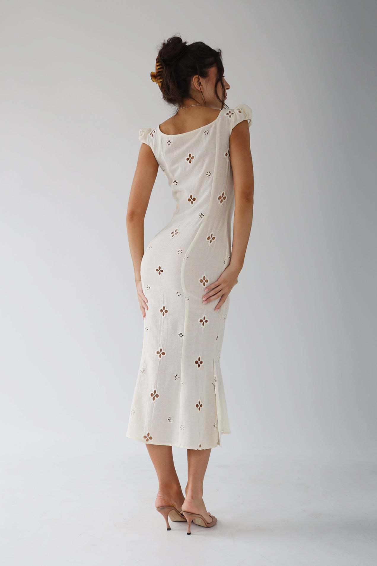 Vestido midi mujer con bordado y tirantes finos ceremonia