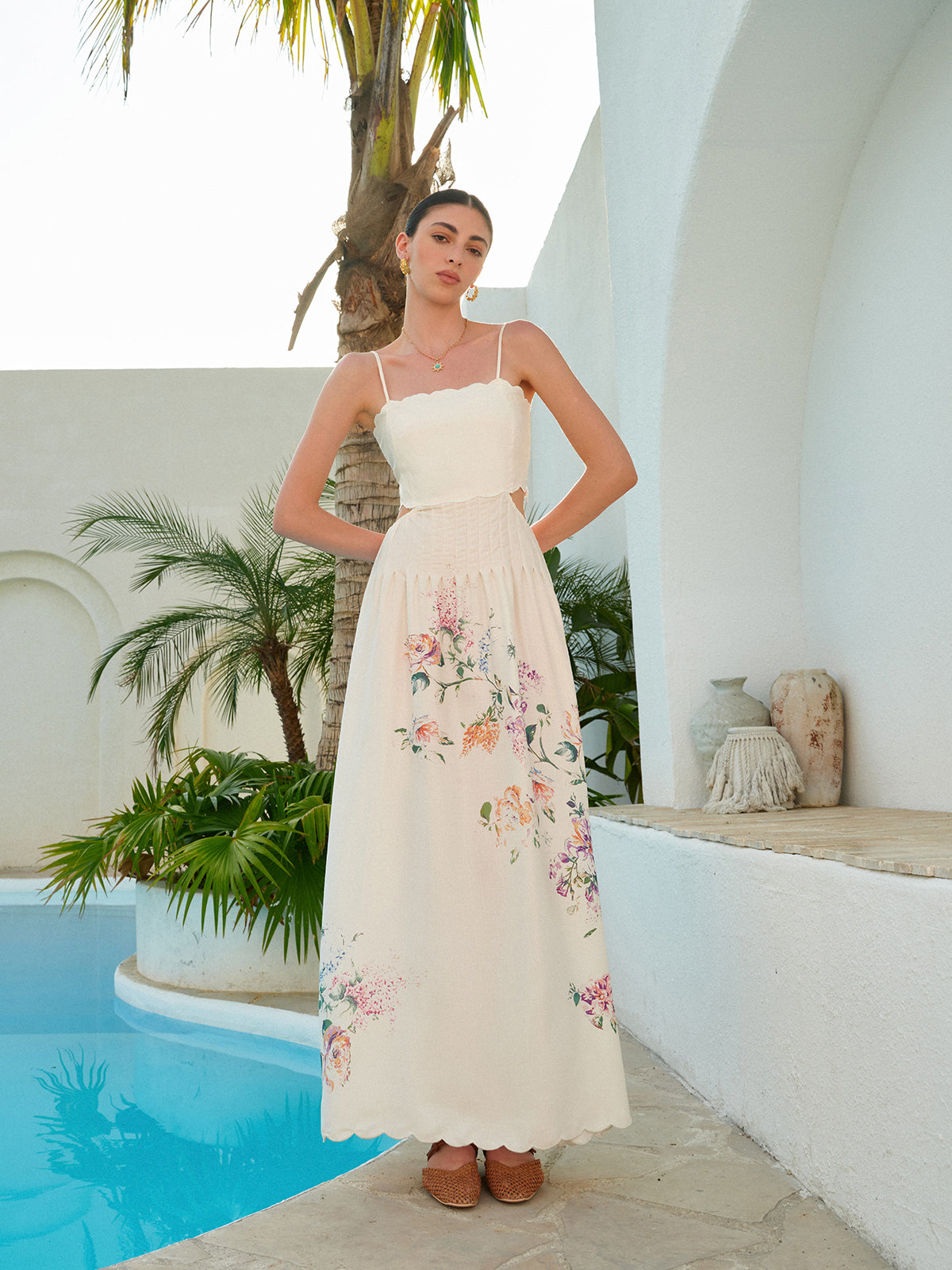 Vestido maxi mujer de tela ligera con aberturas y bajo ondulado