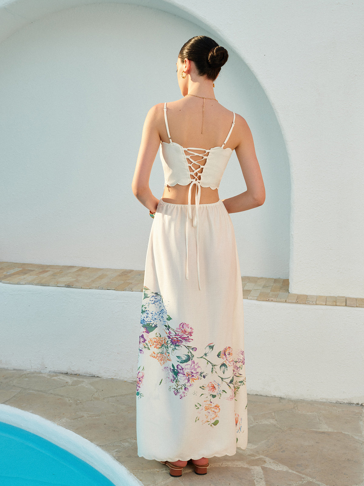 Vestido maxi mujer de tela ligera con aberturas y bajo ondulado