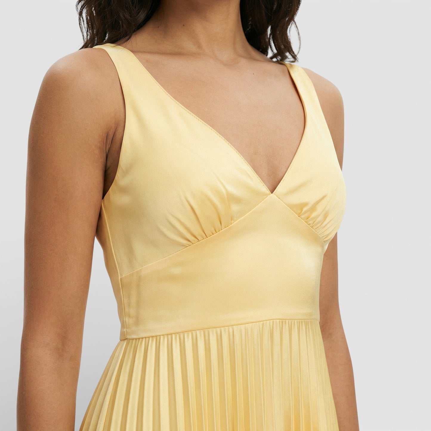 Vestido Maxi Plisado Escote Pico