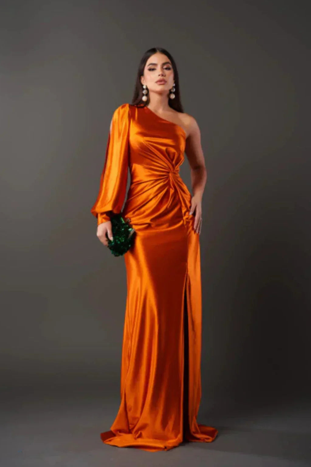 Vestido Mujer Satinado Manga Asimétrica