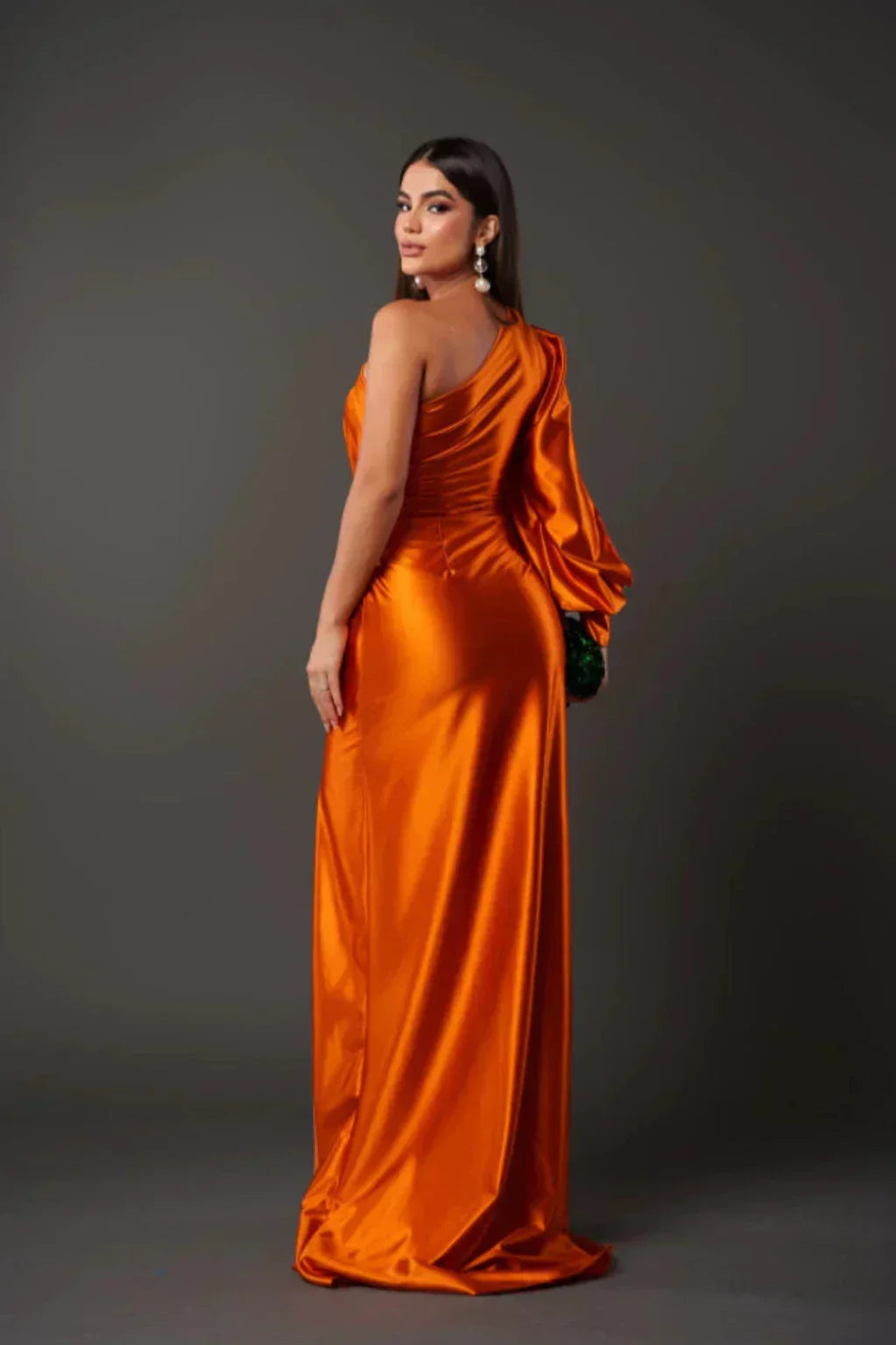 Vestido Mujer Satinado Manga Asimétrica