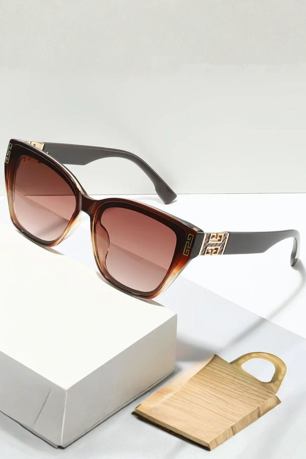 Gafas de Sol Mujer Estilo Gato Detalle Metálico Lente Degradada