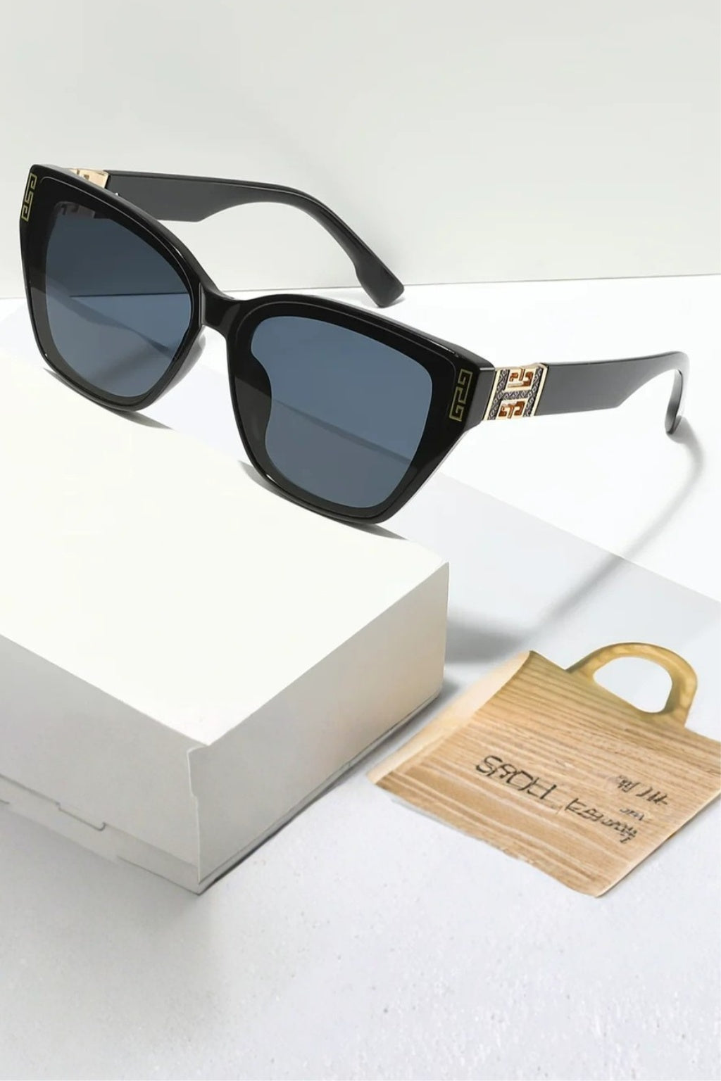 Gafas de Sol Mujer Estilo Gato Detalle Metálico Lente Degradada