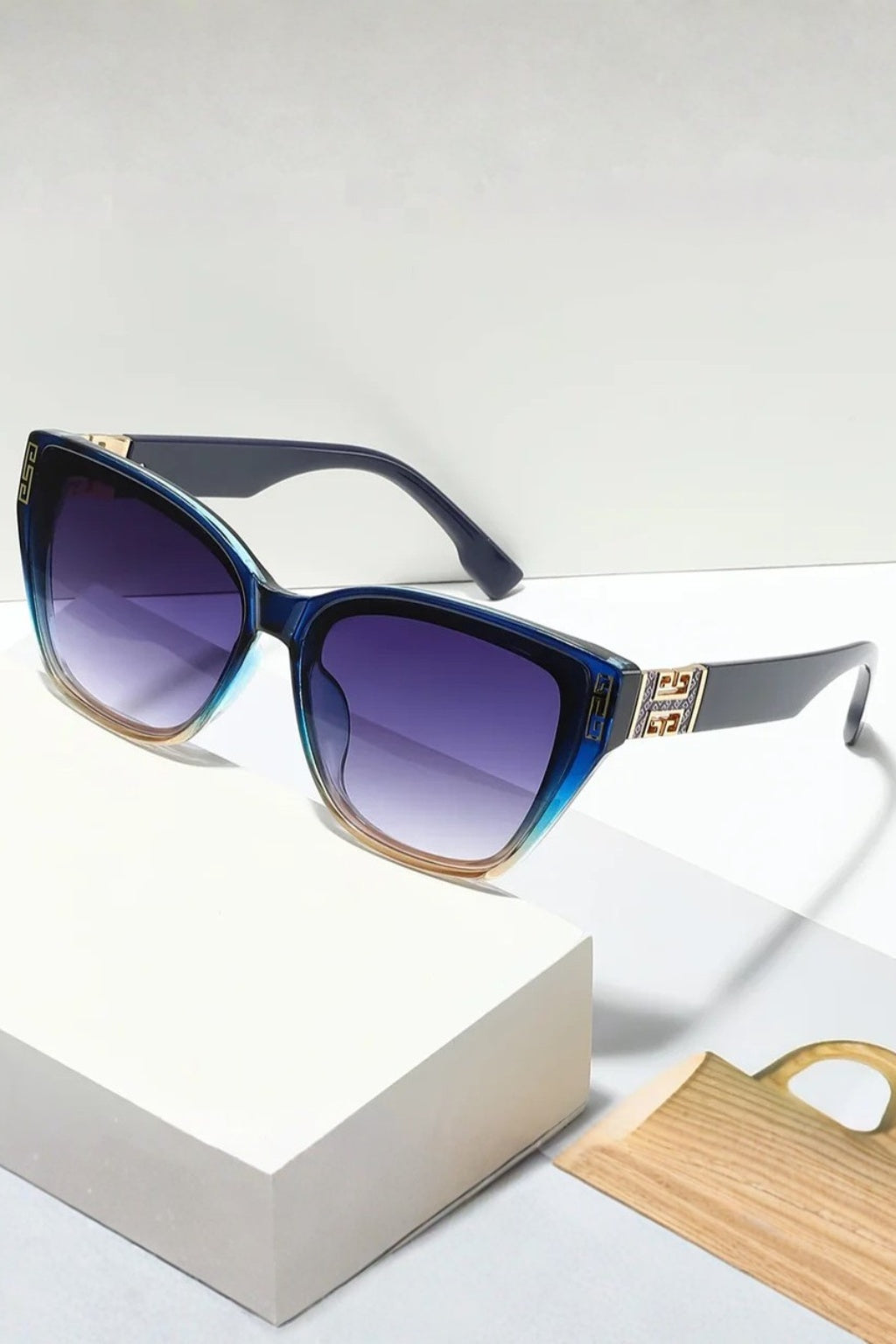 Gafas de Sol Mujer Estilo Gato Detalle Metálico Lente Degradada