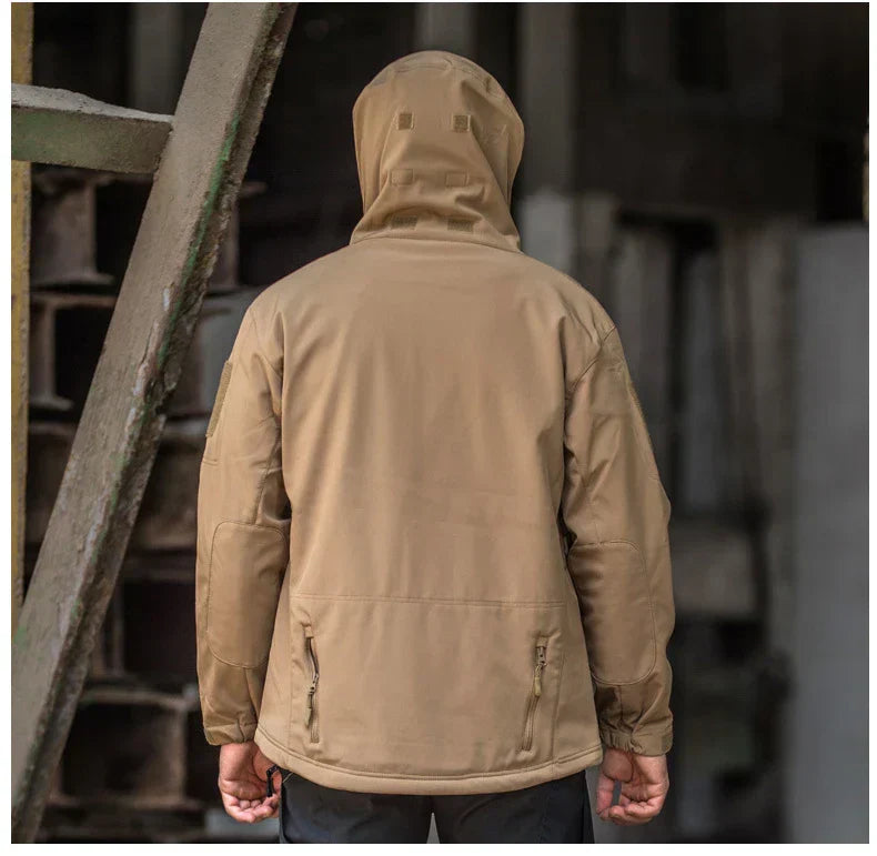 Chaqueta táctica hombre con capucha y bolsillos funcionales
