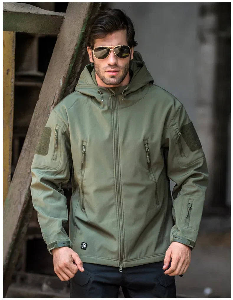 Chaqueta táctica hombre con capucha y bolsillos funcionales