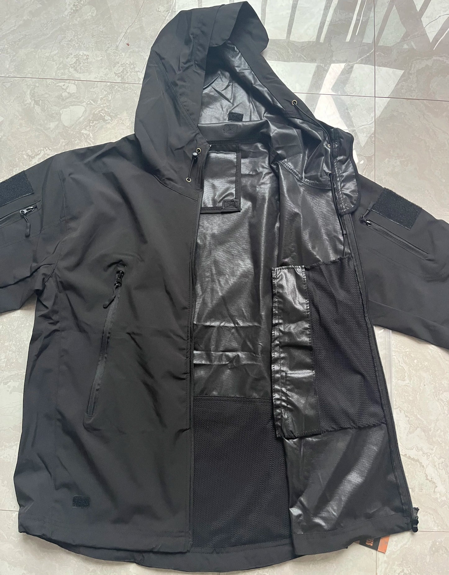 Chaqueta táctica hombre con capucha y bolsillos funcionales