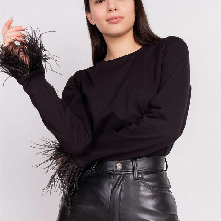 mujer de manga larga con detalle de plumas