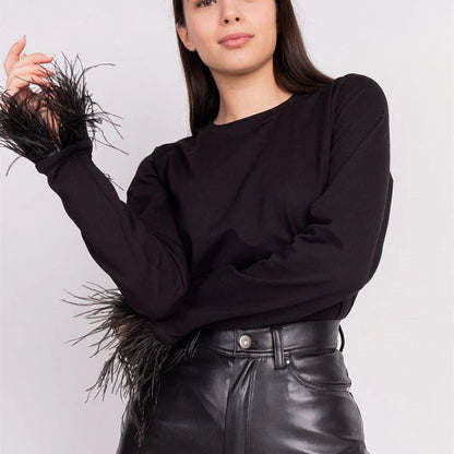 mujer de manga larga con detalle de plumas