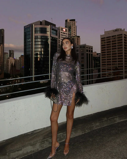 Vestido mini mujer de lentejuelas con puños de plumas elegante