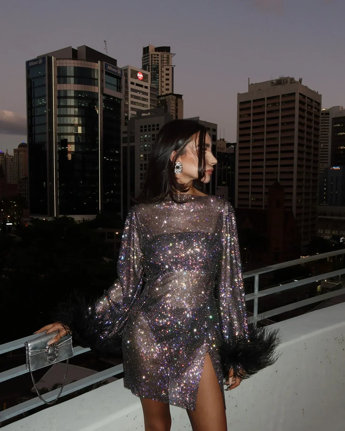 Vestido mini mujer de lentejuelas con puños de plumas elegante